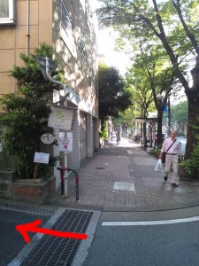 赤坂三丁目バス停付近の、看板がある曲がり角